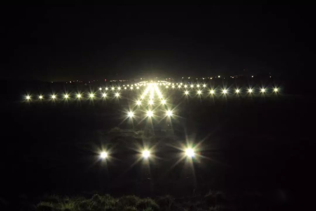 利比里亞國際機(jī)場跑道上的LED燈點(diǎn)亮了！