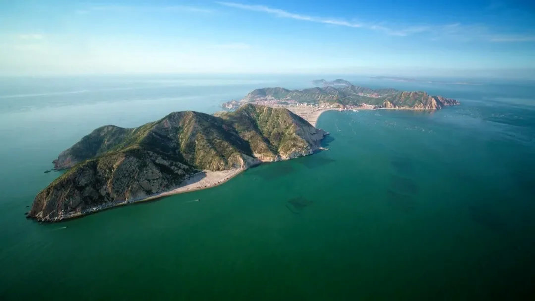 海防預(yù)警方案、海防監(jiān)測和預(yù)警監(jiān)控系統(tǒng)適合采用制冷型光電轉(zhuǎn)臺(tái)球型攝像機(jī)作為前端硬件